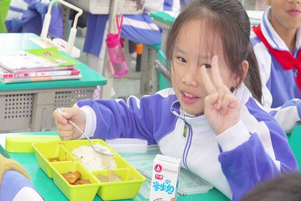 番禺區(qū)蓮花山小學學生就餐圖片